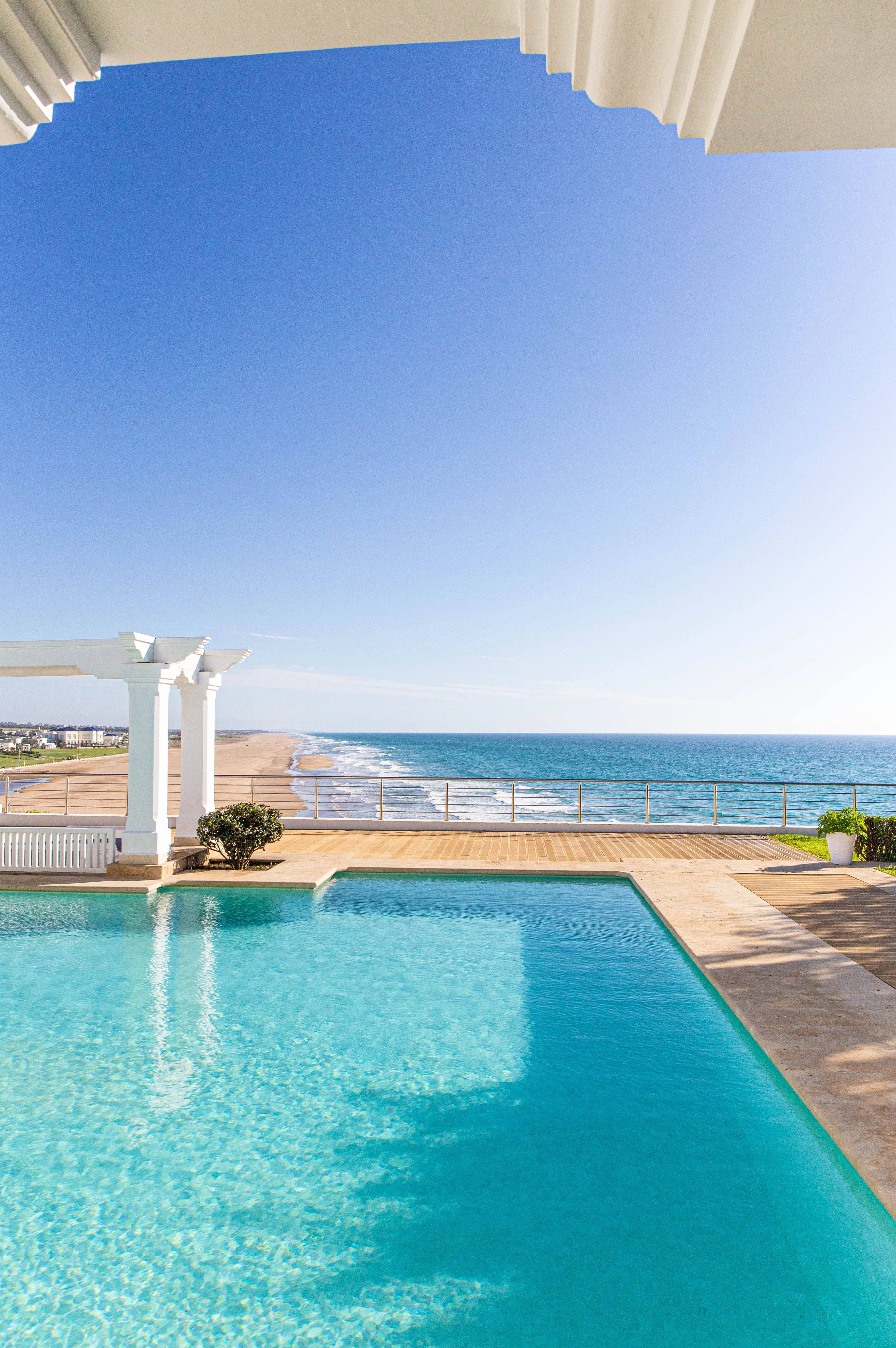 Piscina con vistas al océano